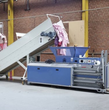 horizontal baler compacting textiles